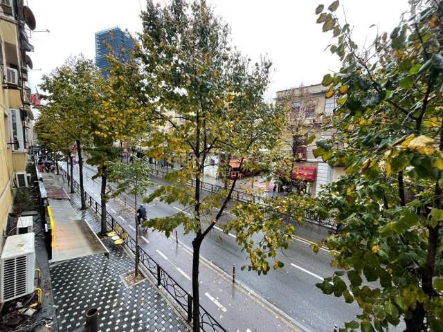 Tirane, jepet me qera ambjent biznesi Kati 2, 90 m² 700  (Ruga e Durresit)