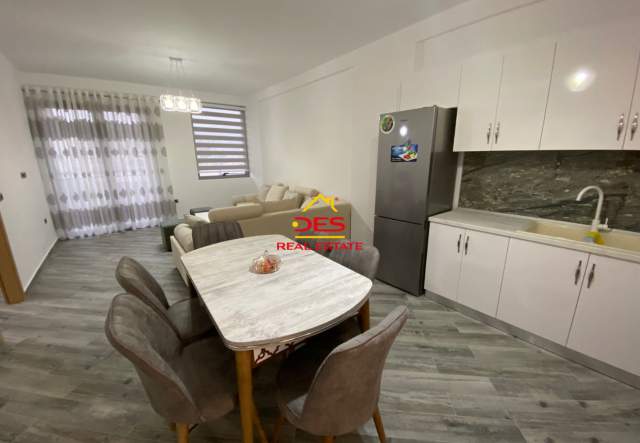 Vlore, jepet me qera apartament Kati 3, 100 m² 400 Euro (Rruga Sadik Zotaj, Vlorë)