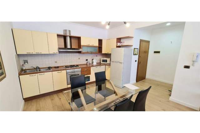 Tirane, jepet me qera apartament 109 m² 1.000 Euro (bllok)