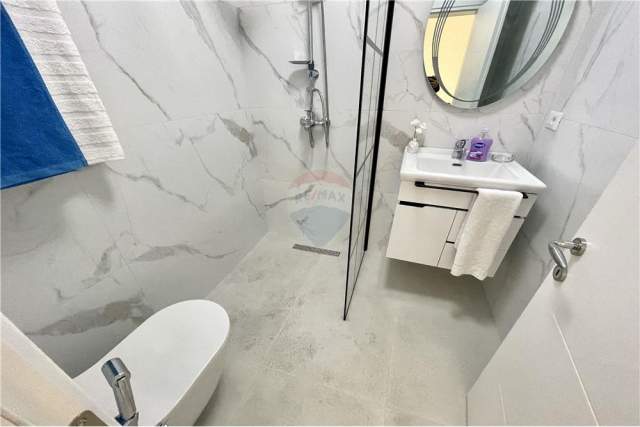 Tirane, jepet me qera apartament 1+1 50 m² 450 Euro (restorant piaza)