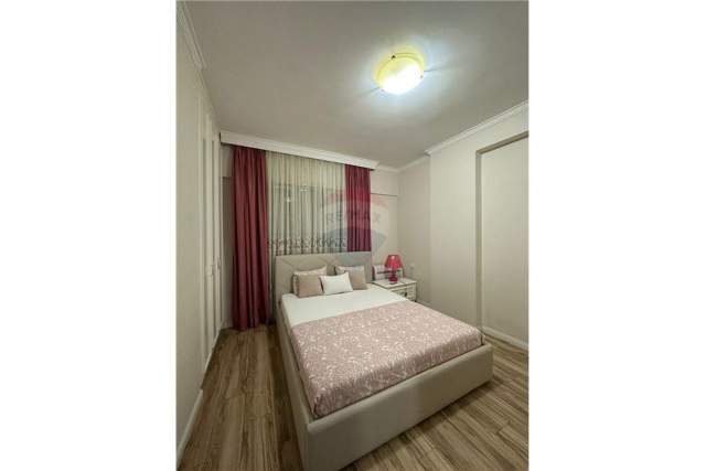 Tirane, jepet me qera apartament 2+1 Kati 2, 100 m² 750 Euro (komuna e parisit)