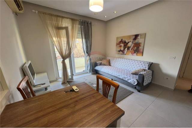 Tirane, jepet me qera apartament 2+1 Kati 3, 65 m² 530 Euro (Rruga e Durresit)