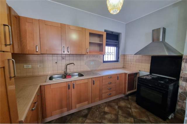 Tirane, jepet me qera apartament 2+1+BLK Kati 3, 110 m² 400 Euro (Ali Demi)