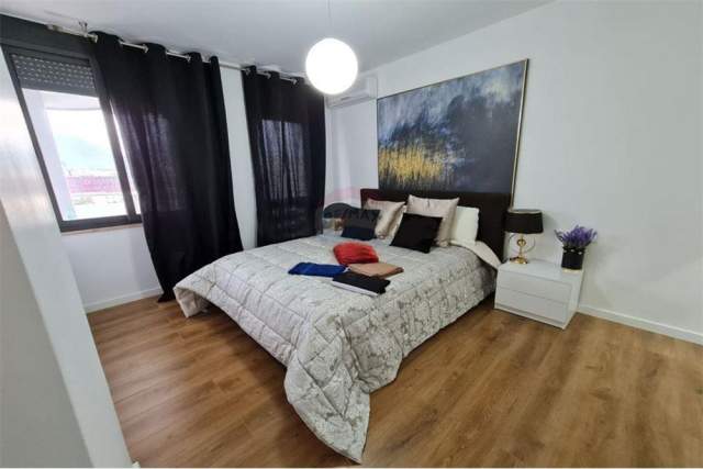 Tirane, jepet me qera apartament Kati 11, 100 m² 1.000 Euro (bllok)