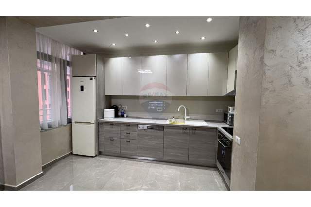 Tirane, jepet me qera apartament 110 m² 1.200 Euro (qender)