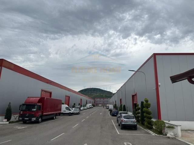 Tirane, jepet me qera magazine Kati 0, 1.250 m² 4375 Euro (Vaqarr)