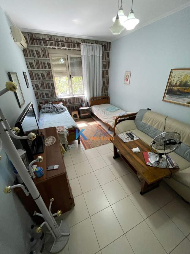 Tirane, jap me qera zyre Kati 2, 50 m² 400 Euro (Bllok)