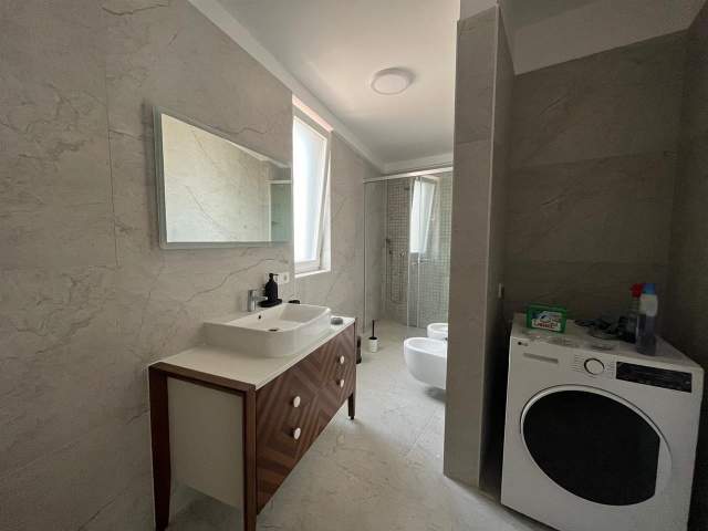 Tirane, jepet me qera apartament 2+1+BLK 100 m² 1.500 Euro (Kafe Flora)