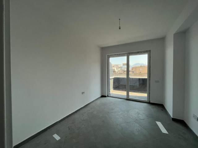 Tirane, jepet me qera apartament 1+1 100 m² 600 Euro (Kafe Flora)