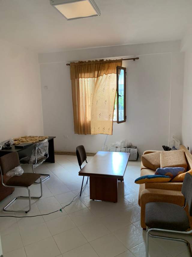 Tirane, jepet me qera magazine 250 m² 700 Euro (Fresku)