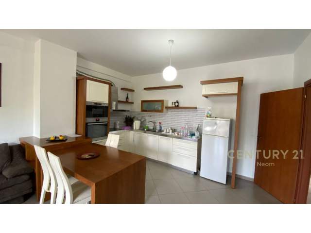 Tirane, jepet me qera apartament 2+1+BLK 115 m² 700 Euro (kopshti zologjik)