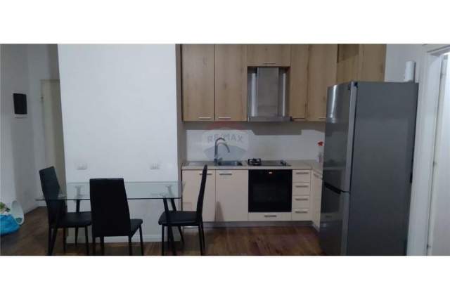 Tirane, jepet me qera apartament 2+1 Kati 8, 105 m² 800 Euro (Ring Center)