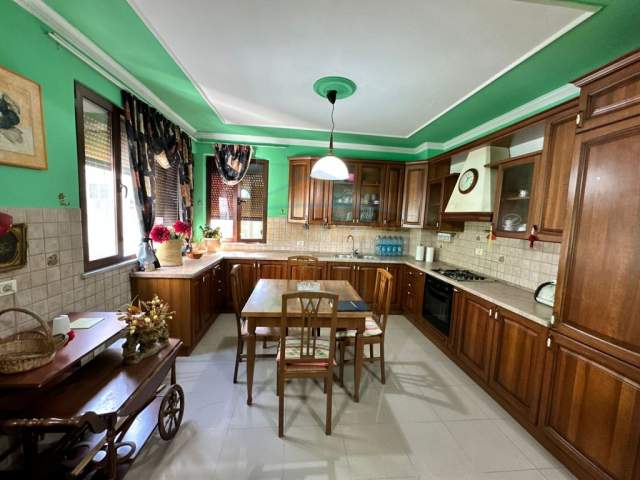 Tirane, jepet me qera apartament 2+1+BLK Kati 4, 117 m² 1.000 Euro (BLLOKU)