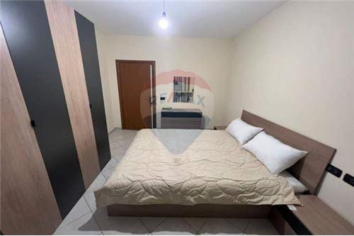 Tirane, jepet me qera apartament Kati 4, 65 m² 450 Leke (Bar Artisti)