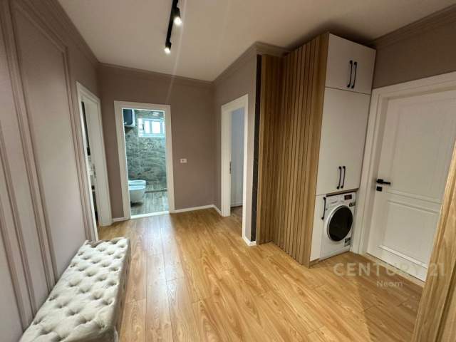 Tirane, shitet apartament 135 m² 270.000 Euro (komuna parisit)