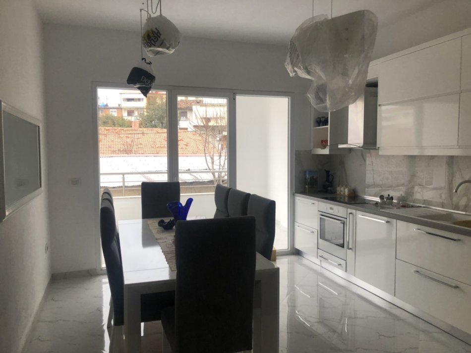Vilë në shitje  2- kateshe prane  21 Dhjetori 400.000 euro