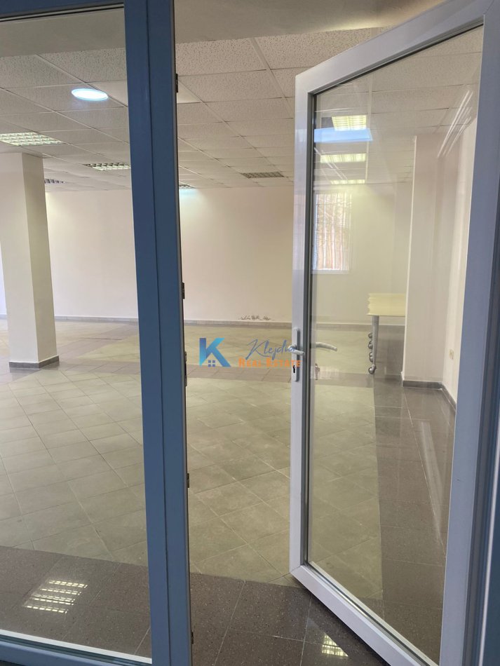 Tirane, jap me qera zyre , Kati 1, 120 m² 50,000 Leke (Te Rruga e Elbasanit)
