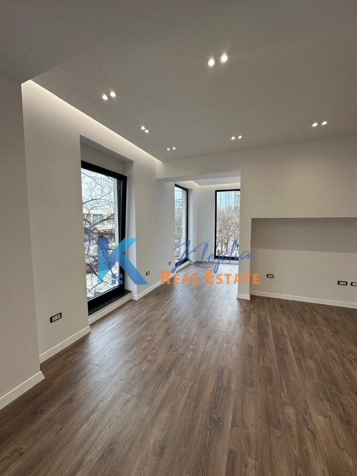 Tirane, jap me qera ambjent biznesi Kati 2, 76 m² 1.500 € (Qender)