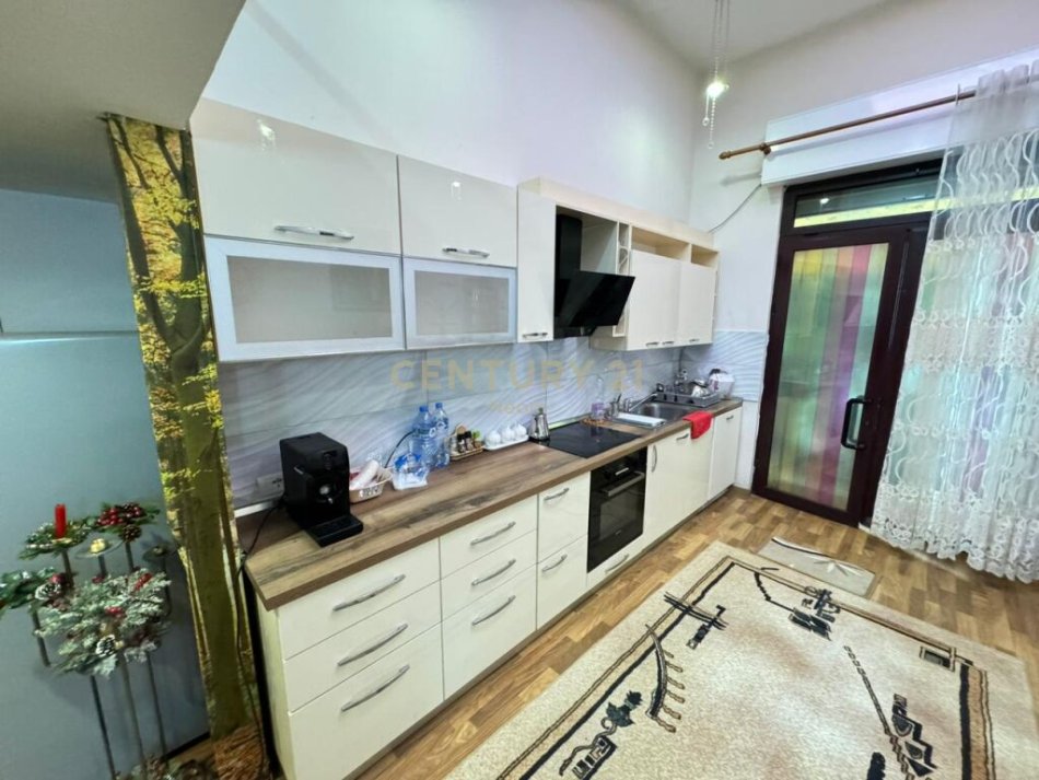 Tirane, jepet me qera apartament 2+1 Kati 2, 85 m² 650 € (liqen i thate)