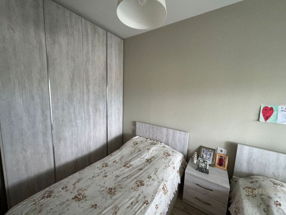 Tirane, jepet me qera apartament 1+1 Kati 5, 65 m² 585 € (liqen i thate)