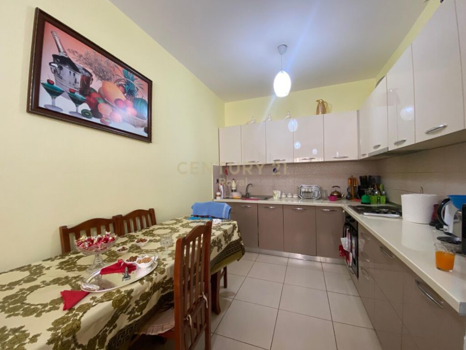 Tirane, shitet apartament 3+1+Ballkon Kati 3, 130 m² 143.000 € (Prane Thesarit, Fresk)