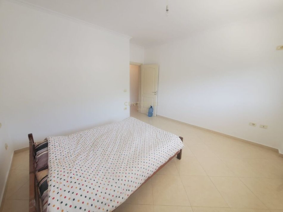 Tirane, jepet me qera apartament 2+1 Kati 3, 99 m² 300 € (fresku)