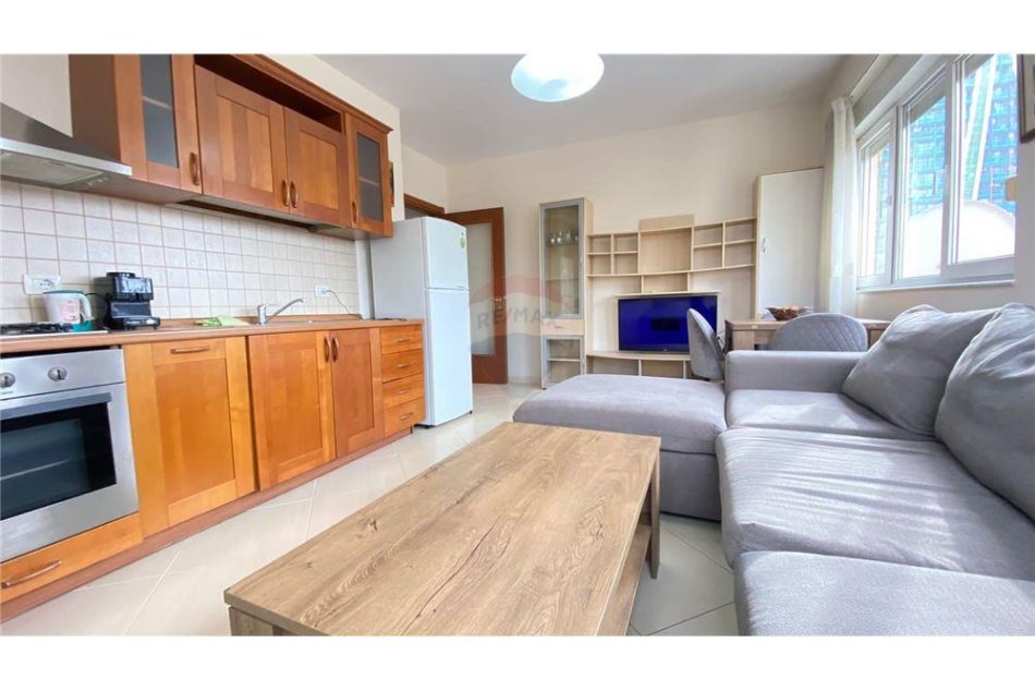 Tirane, jepet me qera apartament 1+1 , 60 m² 600 € (Rruga Dervish Hima - Air Albania Stadium)