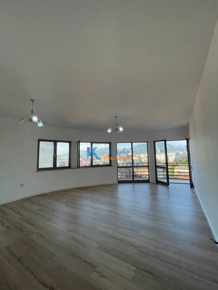 Tirane, shes apartament 1+1+Ballkon Kati 8, 147.000 € (Zogu i Zi)