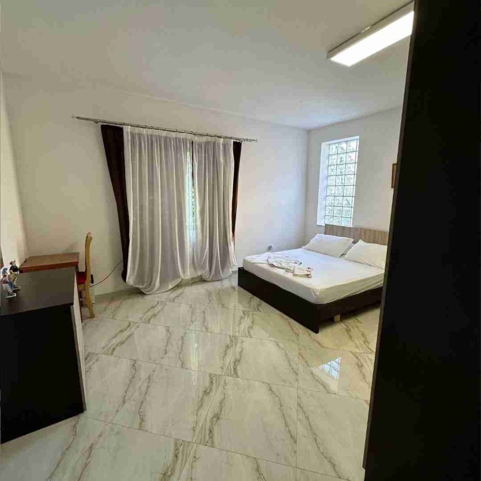 Tirane, jepet me qera apartament 2+1+Ballkon Kati 2, 120 m² 600 € (Don Bosko)