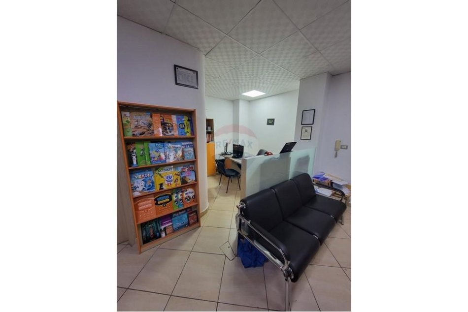 Tirane, jepet me qera ambjent biznesi Kati 1, 126 m² 1.200 € (Rruga &quot; Pjeter Bogdani&quot;)