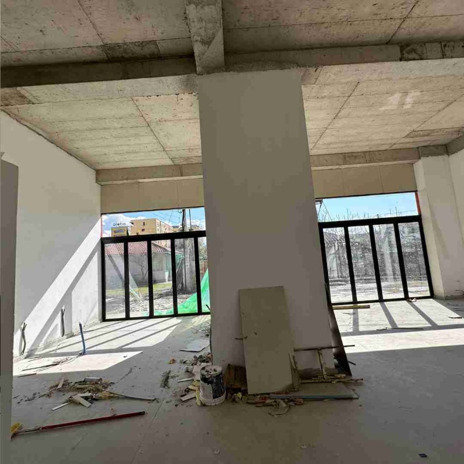 Tirane, Shitet ambjent biznesi Kati 0, 160 m² 1.600 € (Laprakë)