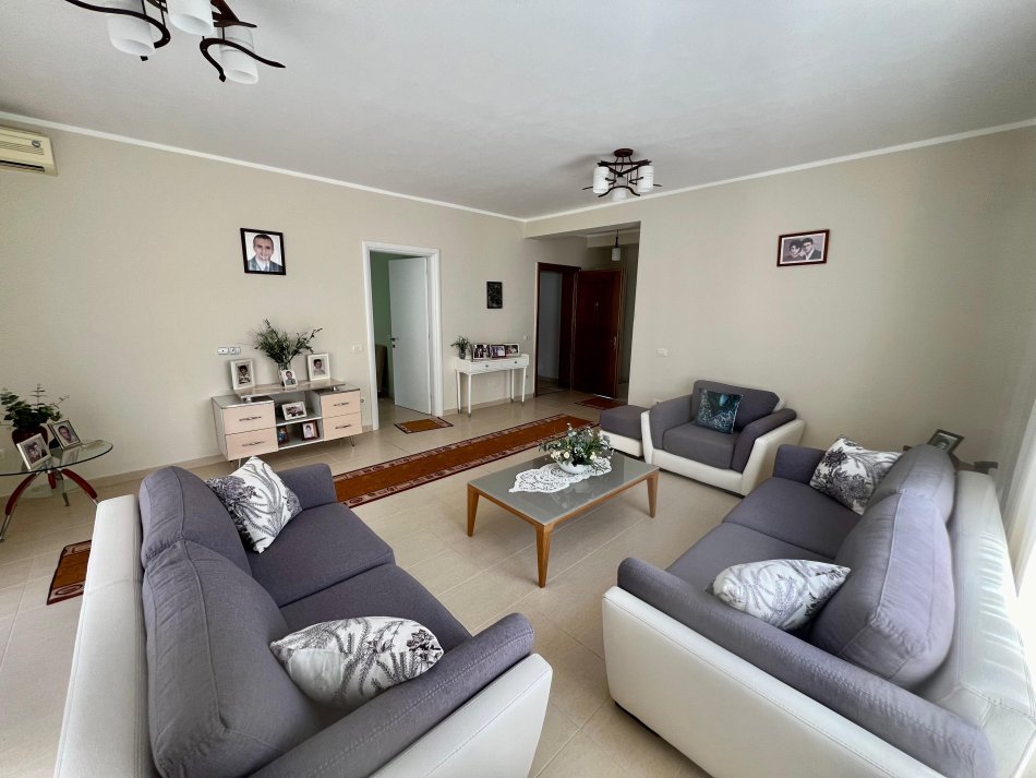 Tirane, shitet Vile 3 Katshe , 350 m² 490.000 € (laprake)