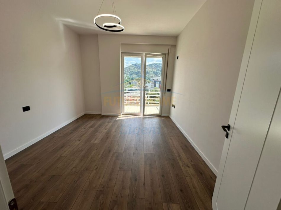 Tirane, shitet apartament 2+1+Ballkon Kati 5, 120 m² 230.000 € (Liqeni i Thate)