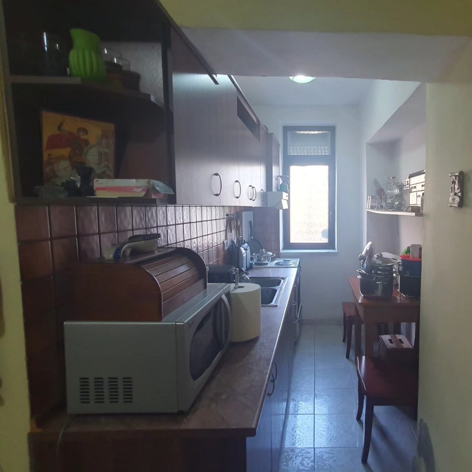 SHITET:  Apartament 1+1/zona: Naim Frashëri/ Mbrapa bllokut të ambasadave