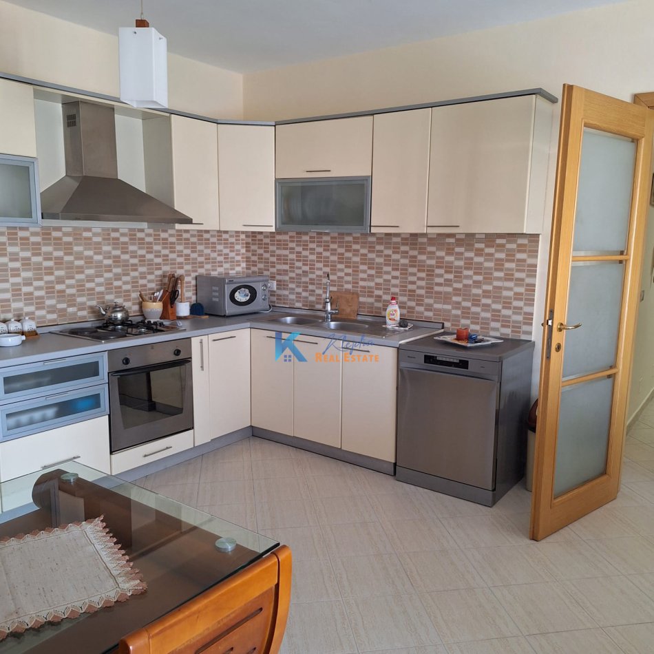 Tirane, jepet me qera apartament 2+1 Kati 8, 103 m² (Rruga e Elbasanit, afer Stadiumit)