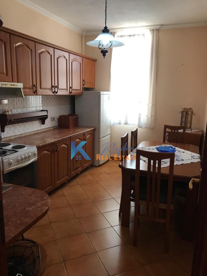 Tirane, jap me qera apartament 2+1+Ballkon Kati 6, 110 m² 650 € (2+1+2 per qira ne Myslym Shyr, rruga Islam Alla)