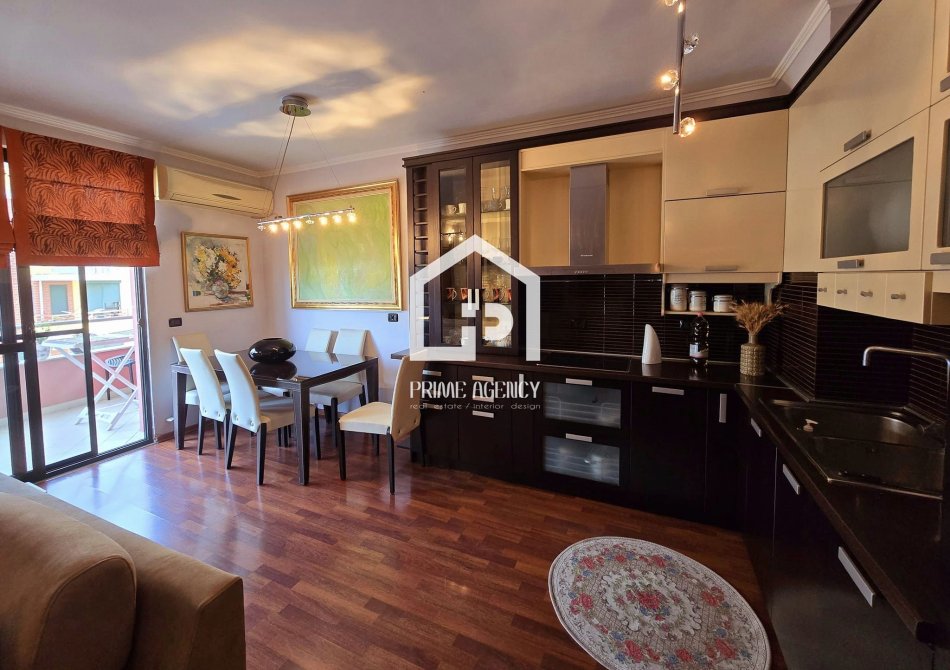 SHITET: Super APARTAMENT 2+1+2/ Pranë Market Joena_ Zona: 21 Dhjetori