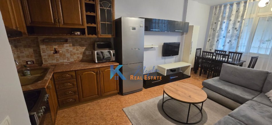 Tirane, jap me qera apartament 1+1+Ballkon Kati 7, 55 m² 50.000 € (Ish Parku i Autobuzave)