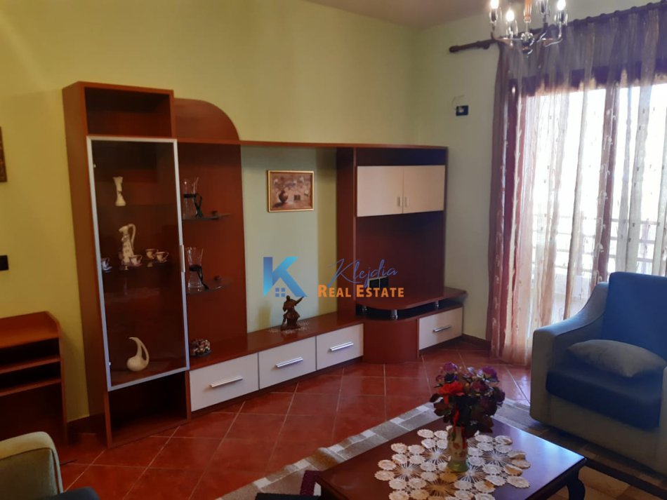 Tirane, jap me qera apartament 2+1+Ballkon Kati 4, 90 m² 650 € (Rruga e Kavajes)