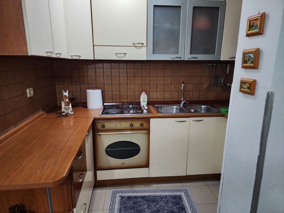 JEPET ME QIRA: Apartament 2+1/ zona: Rruga Elbasanit/Pranë Institutit te Higjenes