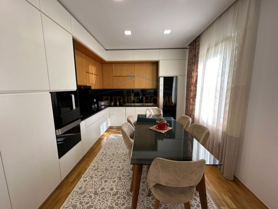 Tirane, shitet apartament 3+1+Ballkon Kati 3, 123 m² 270.000 € (Kopshti Botanik)