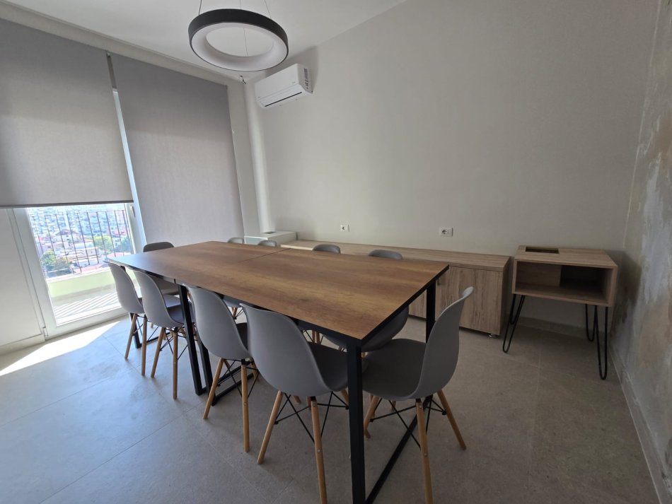 Tirane, jepet me qera apartament 1+1+Ballkon Kati 8, 55 m² 500 € (J)