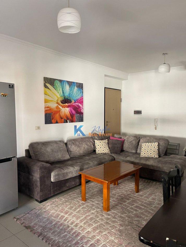 Tirane, jap me qera apartament 2+1+Ballkon Kati 4, 85 m² 650 € (Te Komuna e Parisit, afer Kristal Center)
