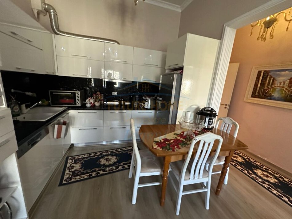 Tirane, shitet apartament 2+1+Ballkon Kati 1, 107 m² 200.000 € (Rruga Eduard Mano, Liqeni i Thate)