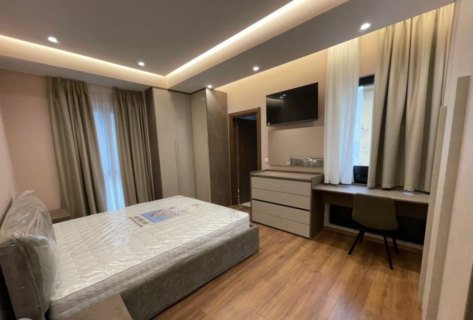 Tirane, jepet me qera apartament 2+1 Kati 4, 111 m² 830 € (Farmacia 10)