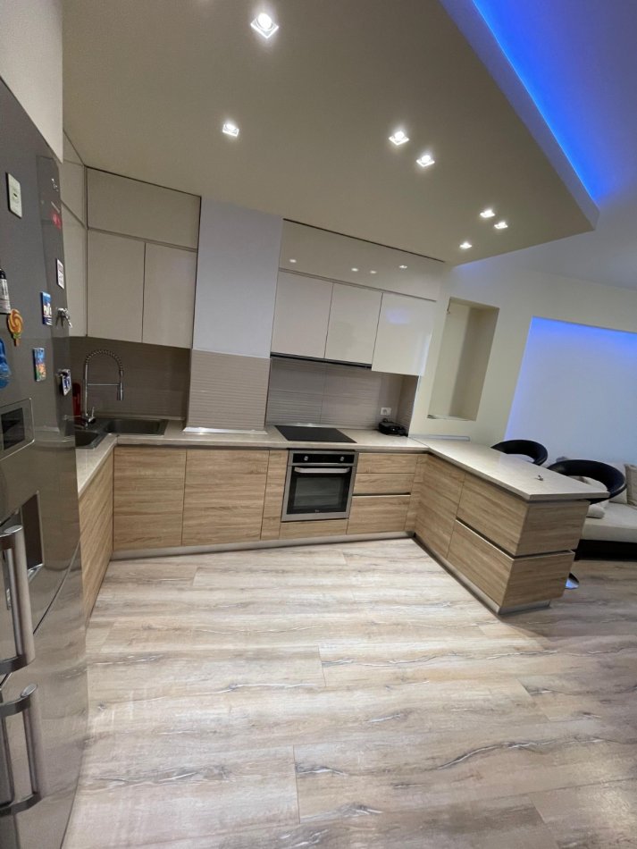 Tirane, jepet me qera apartament 2+1 , 94 m² 800 € (Komuna e Parisit)
