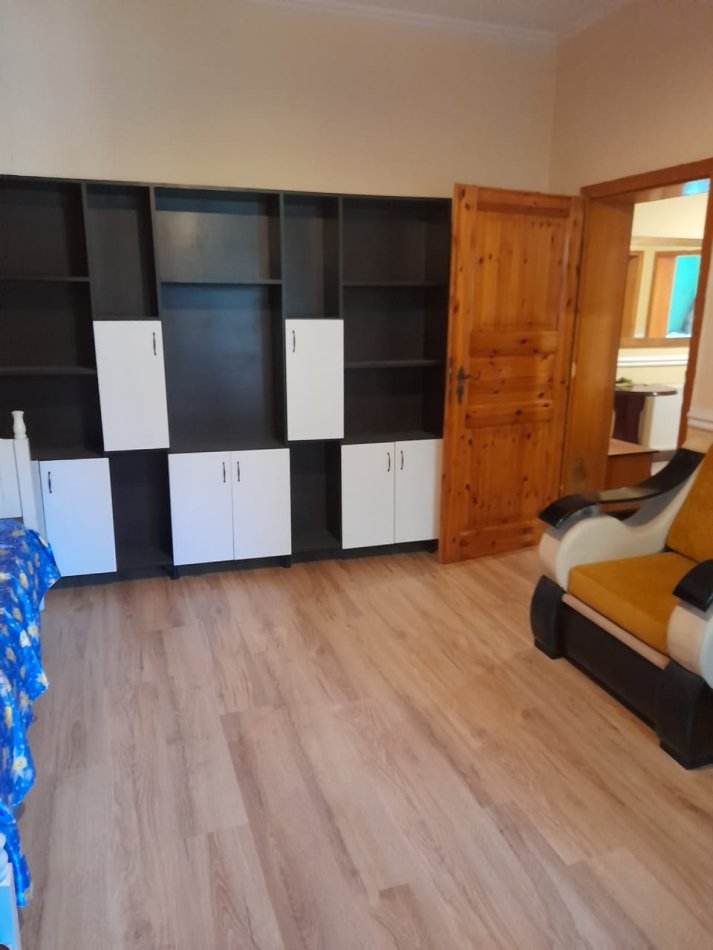 Tirane, jepet me qera apartament 2+1 , 131 m² 480 € (Komuna e parisit)