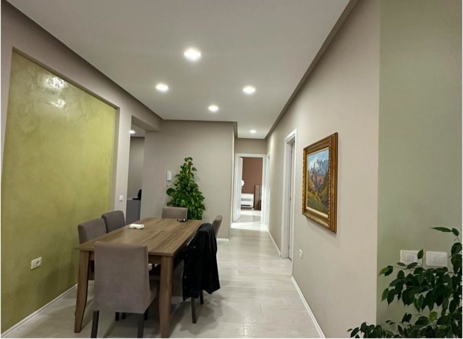 Tirane, jepet me qera apartament 3+1+Ballkon Kati 5, 190 m² 1.300 € (Kopleksi FZ)