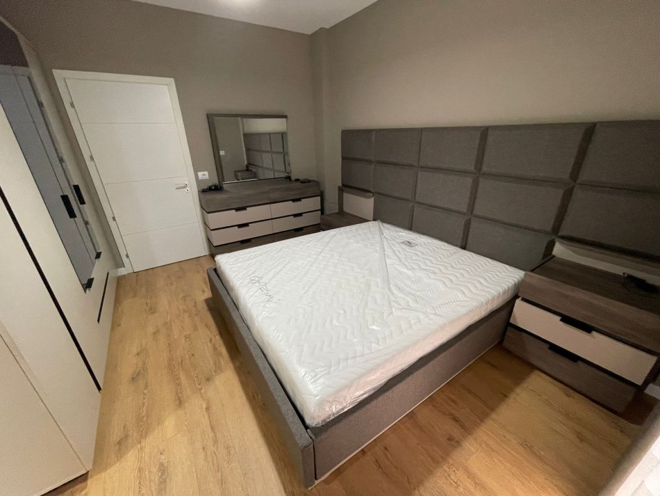 Tirane, jepet me qera Vile 2+1 , 100 m² 900 € (Kopshti Botanik)