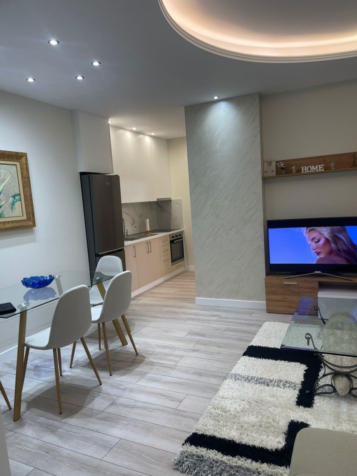 Tirane, jepet me qera apartament 1+1+Ballkon , 71 m² 1.000 € (Rruga e Kosovarve)